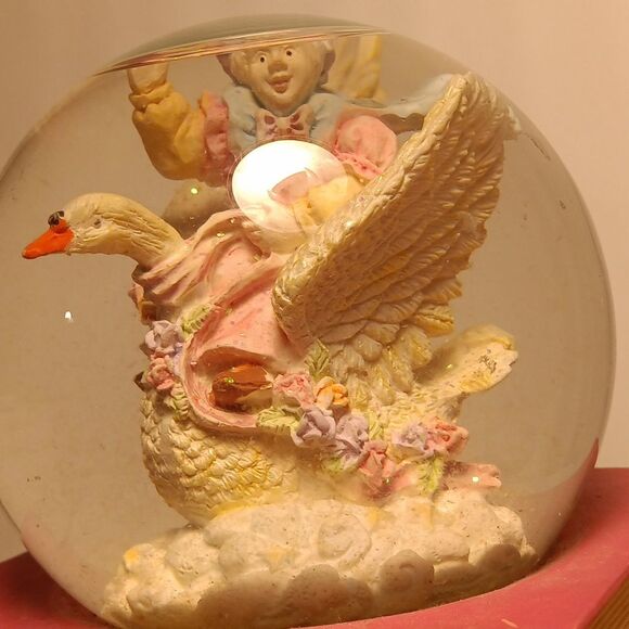 Mother Goose Snow Globe Music Box plays Twinkle twinkle Little Star - Picture 4 of 6